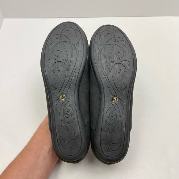 Bellini | WIDE Marshmellow NWOB Black Faux Suede Laser Cut Slip On Ballet Flats - Picture 10 of 10